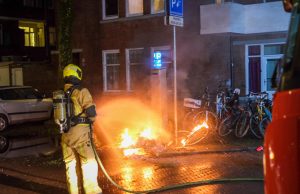 Fietsen beschadigd door buitenbrand Rodenbachstraat Den Haag