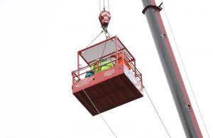 Grote kraan brandweer ingezet voor gewonde man op dak Jan Campertlaan Delft