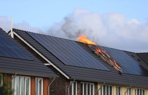 Zonnepanelen in brand op dak van woning Menagerie Rijswijk