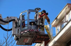 Loshangend zonnescherm verwijderd door brandweer Soendastraat Delft