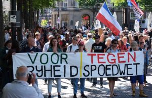 Actiegroep ”Viruswaanzin” demonstreert tegen spoedwet Binnenhof Den Haag