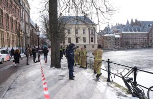 Politie haalt grote groep schaatsers van ijs Hofvijver Den Haag