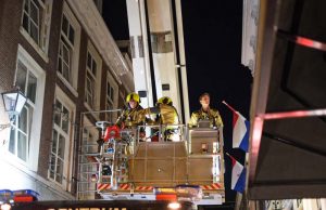 Brandweer bestrijd met veel moeite brandje op dak Molenstraat Den Haag