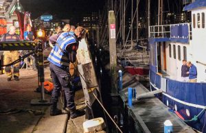 Hulpdiensten groots uitgerukt naar auto te water Doctor Lelykade Den Haag