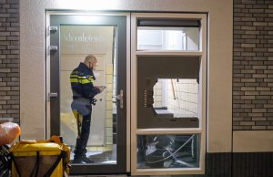 Zwaar vuurwerk verwoest brievenbus Schoonhetenstraat Den Haag