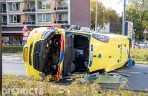 Ambulance gekanteld bij aanrijding ‘s-Gravelandseweg Schiedam