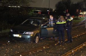 Automobilist rijdt zich vast op tramspoor Delftweg Rijswijk