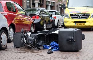 Overstekende vrouw schrikt van scooterrijder en komen allebei ten val Paviljoensgracht Den Haag