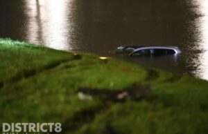 Automobilist verliest macht over het stuur en belandt in water Laan van Waalhaven Den Haag