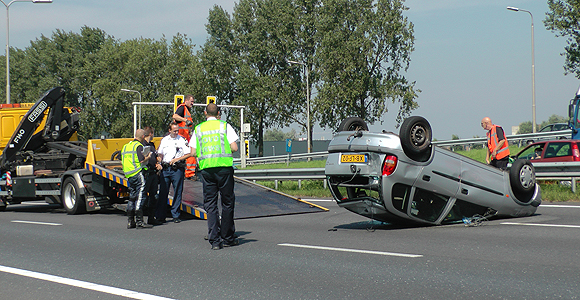 Auto over de kop A13 bij afslag Delft-Noord