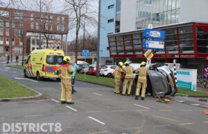 Auto op z’n kant bij éénzijdig ongeval Zuidwal Delft