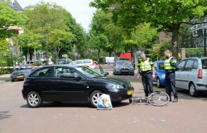 Fietser gewond na aanrijding, traumahelikopter vliegt uit Antwerpsestraat Den Haag