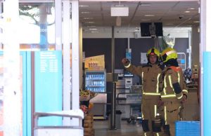 Brandweer rukt uit voor rookontwikkeling in winkelpand Albert Heijn Theresiastraat Den Haag