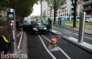 Automobilist nummer 44 rijdt tegen horrorpoller aan Escamplaan Den Haag