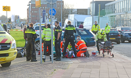 23 December Traumahelikopter vliegt uit voor aanrijding tussen scooterrijder en auto Binckhorstlaan Den Haag