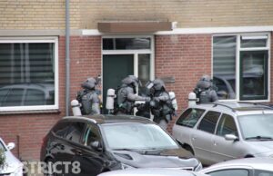 Arrestatieteam haalt verwarde man uit woning Baarsveen Spijkenisse