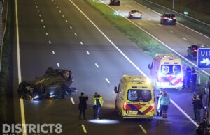 Snelweg volledig afgesloten door auto op z’n dak A12 Zoetermeer
