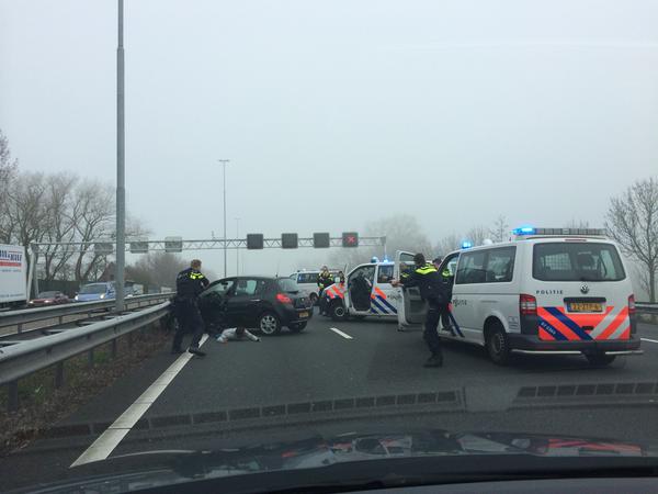 8 april Politie rijdt overvaller klem op de A13 richting Den Haag