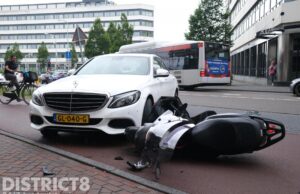 Scooterrijder gewond na ongeval met auto Waldorpstraat Den Haag