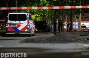 Auto belandt op zijn kop na ongeval Loosduinseweg Den Haag