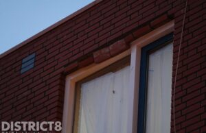 Brandweer verwijdert loszittende stenen woningen Netscherstraat Den Haag