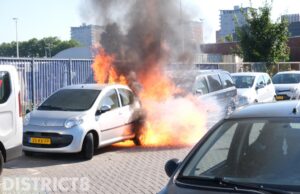 Twee auto’s in vlammen Trekvlietplein Den Haag