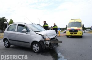 Flinke schade bij aanrijding tussen twee auto’s Binckhorstlaan Den Haag