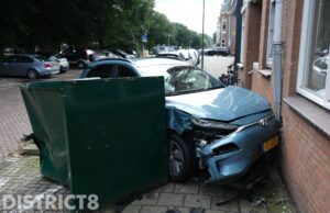 Auto ramt gevel na ongeval Badhuiskade Den Haag