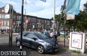 Automobilist ramt vlaggenmast Pletterijkade Den Haag, bestuurder gewond