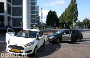 Twee voertuigen beschadigd na aanrijding Schenkkade Den Haag