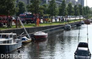 Auto belandt in het water, hulpdiensten massaal uitgerukt Neherkade Den Haag