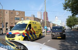 Bestuurder gewond bij botsing tussen twee auto’s Lekstraat Den Haag