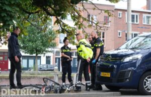 Fietser gewond na aanrijding, bestuurder rijdt door Pletterijkade Den Haag