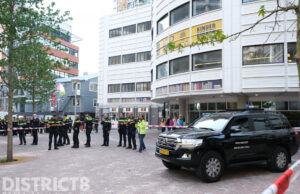 Demonstranten van Greenpeace aangehouden bij Tweede Kamer Den Haag