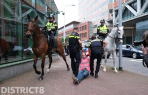 Politie beëindigt demonstratie Extinction Rebellion Theresiastraat Den Haag
