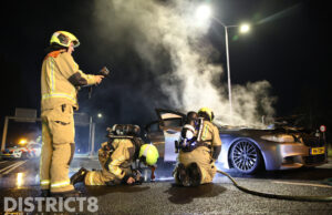Rijdende auto vliegt in brand voor stoplichten Prins Bernhardlaan Voorburg