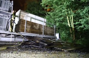 Brand in stapel houten planken op aanhanger Tweemolentjeskade Delft