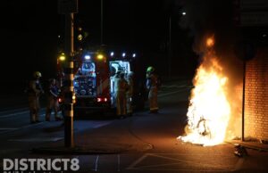 Scooter gaat in vlammen op Parallelweg Den Haag