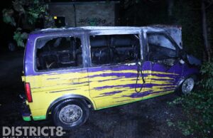 Geparkeerd busje uitgebrand; auto ernaast beschadigd Aan het Verlaat Delft