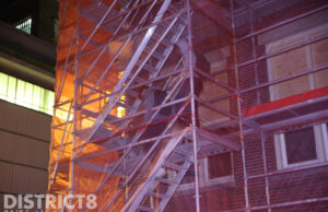 Jongemannen klimmen in steigers Koninklijke Gist en Spiritusfabriek Wateringseweg Delft