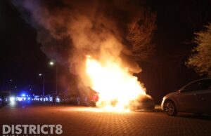 Personenauto gaat in vlammen op Jan van Beersstraat Den Haag
