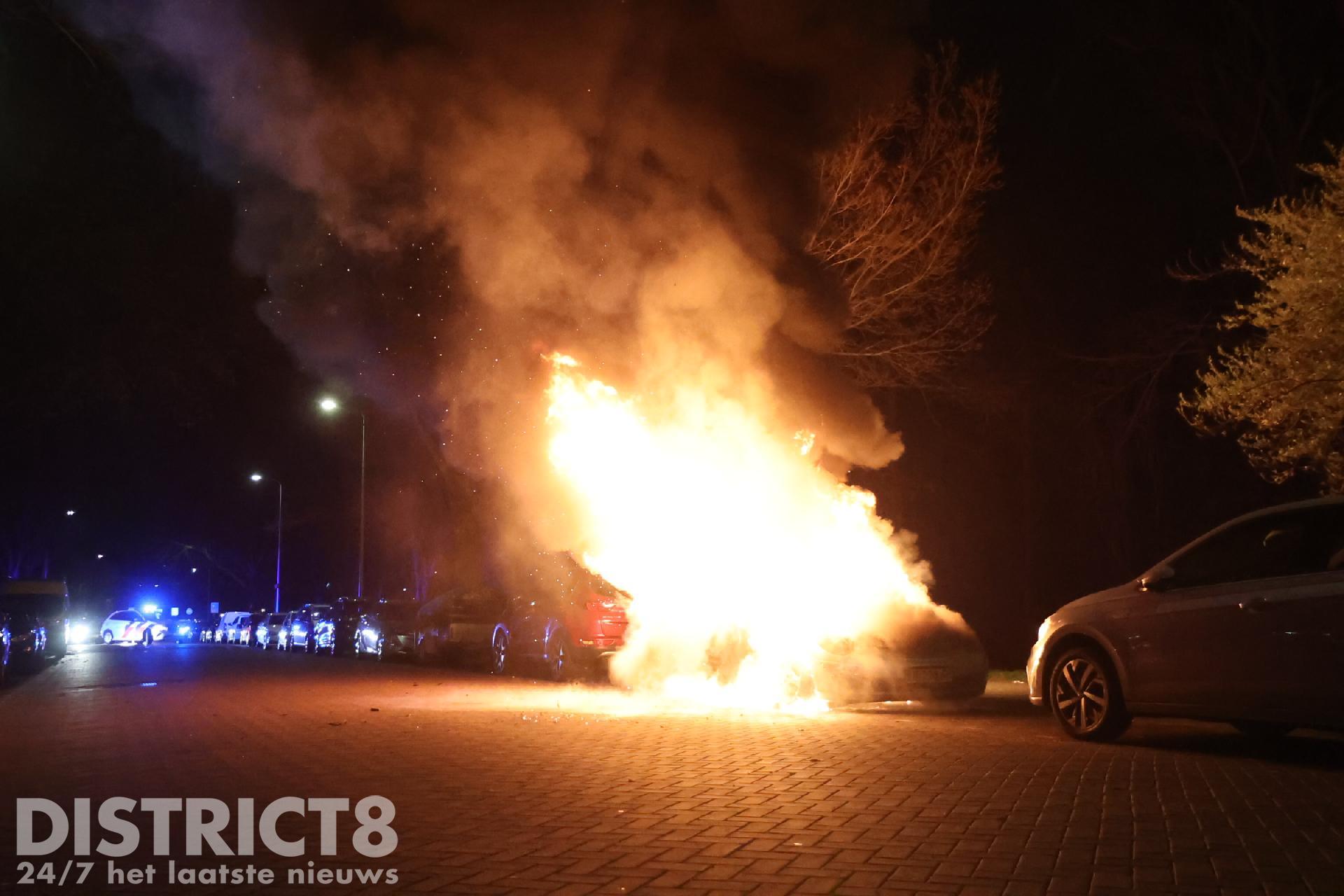 Personenauto vliegt in brand op de Jan van Beersstraat Den Haag