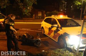 Vluchtende scooterrijder klem gereden door politie Voorstraat Poeldijk