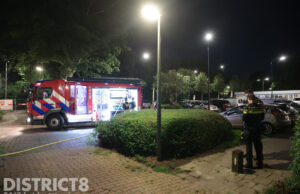Brandweer blust in brand gevlogen isolatiemateriaal Schoorlaan Leidschendam