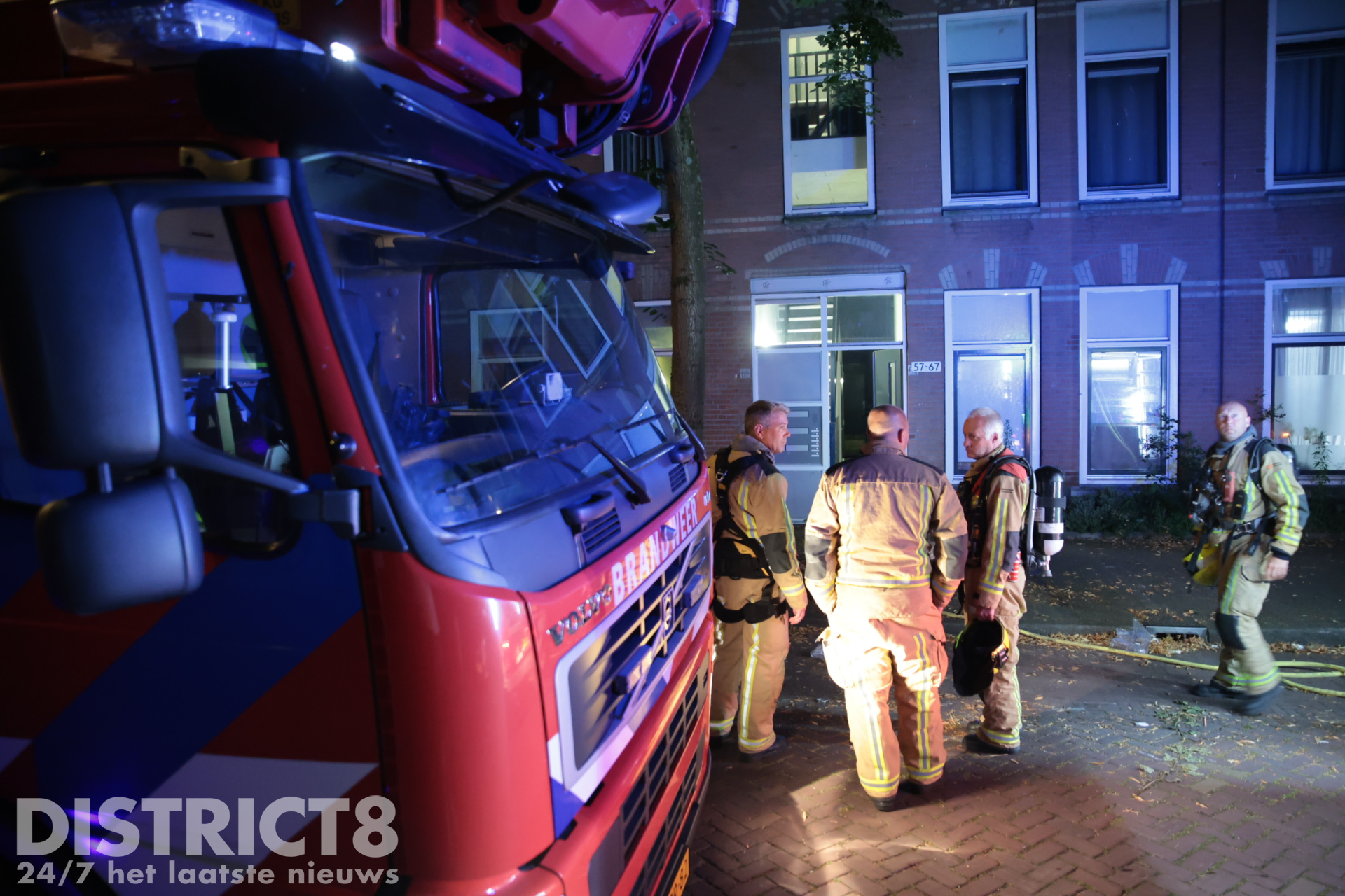 Brandweerlieden blussen een grote keukenbrand aan de Rozenburgstraat Den Haag