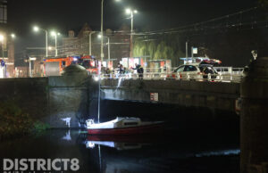 Brandweer en politie druk met rond dobberend bootje Suezkade Den Haag