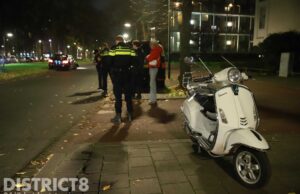 Flinke schade bij aanrijding tussen brommer en taxi Meppelweg Den Haag