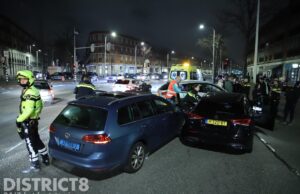 Flinke schade na aanrijding tussen drie voertuigen Vaillantlaan Den Haag