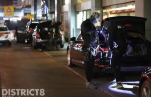 Verwarde man zit urenlang in torenkraan in Haags centrum Turfmarkt Den Haag