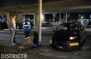 Automobilist botst tegen lichtmast Hubertusviaduct Den Haag